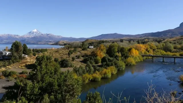 Temporada de pesca: nueva oficina en el río Chimehuín, permisos y fuertes multas para los infractores