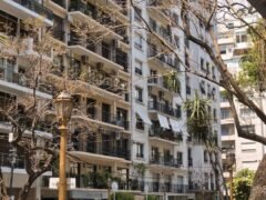 Un edificio puede recibir una multa millonaria por sacar la basura fuera de horario en CABA: cómo saber si tu consorcio fue sancionado