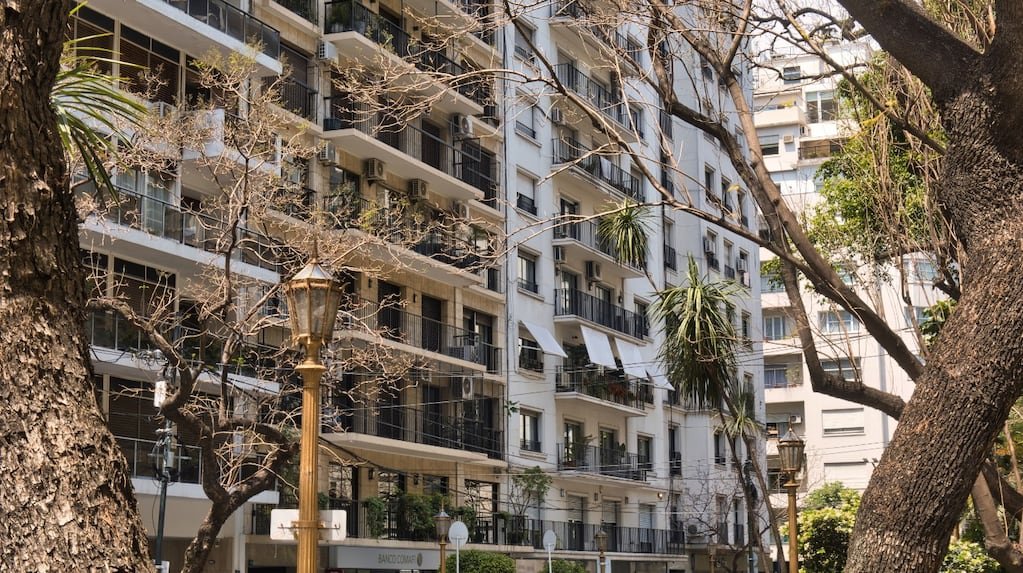 Un edificio puede recibir una multa millonaria por sacar la basura fuera de horario en CABA: cómo saber si tu consorcio fue sancionado