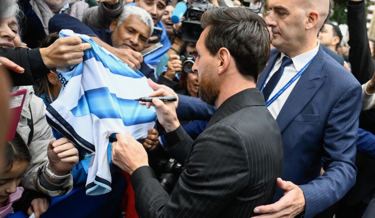 Furor total en España: Messi llegó a Oviedo y recordó a su papá