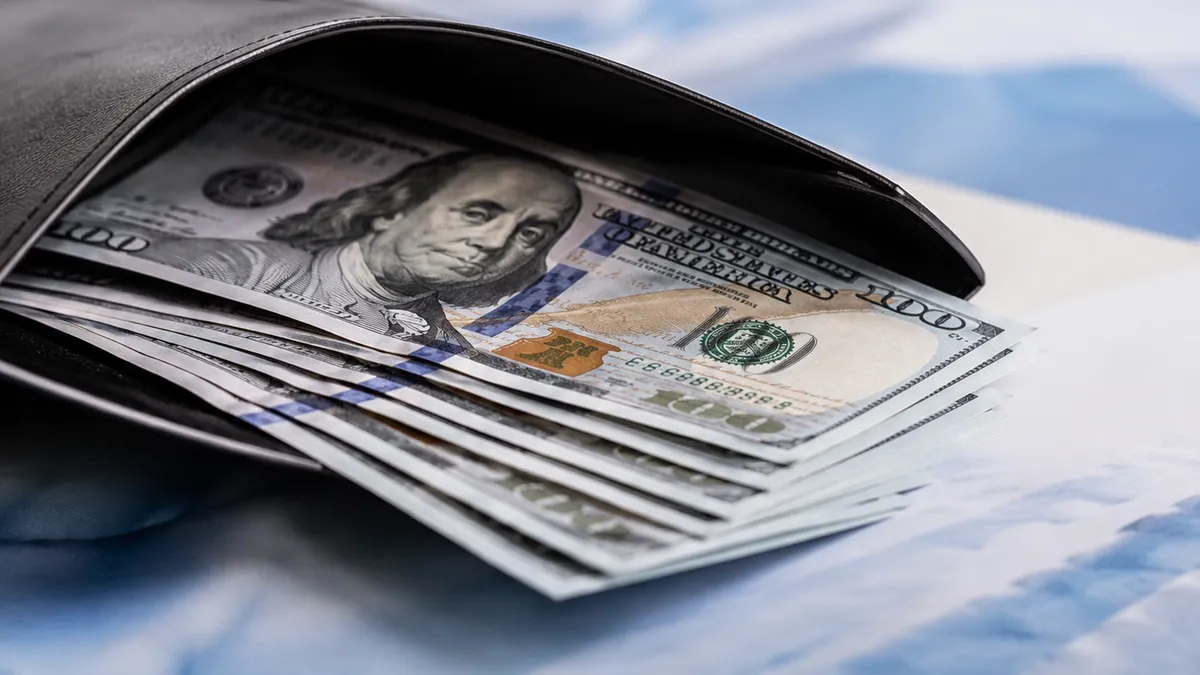 El dólar blue registró la mayor baja diaria en tres semanas luego de tocar su récord nominal