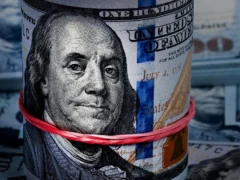 El dólar blue se mantuvo en su récord y amplió la brecha con el oficial