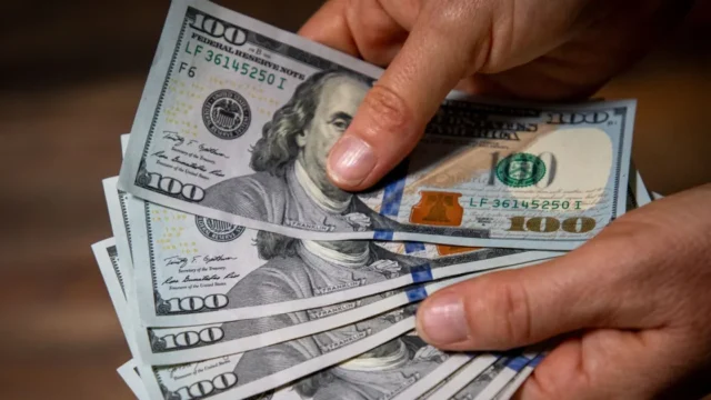 Los argentinos compran cada vez más dólares y aumenta el ahorro fuera de los bancos