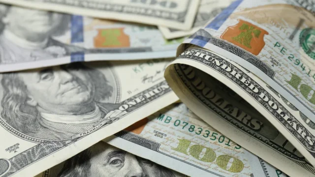 El dólar oficial alcanzó un nuevo máximo: subió  y cerró a 50 en el Banco Nación