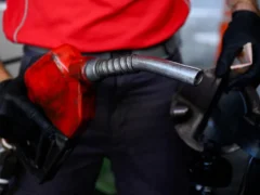 El Gobierno postergó hasta diciembre el aumento de impuestos que se trasladan a los precios de la nafta y el gasoil