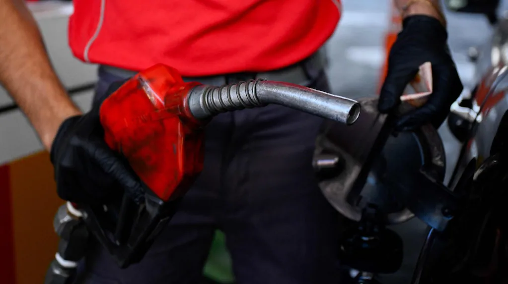 El Gobierno postergó hasta diciembre el aumento de impuestos que se trasladan a los precios de la nafta y el gasoil