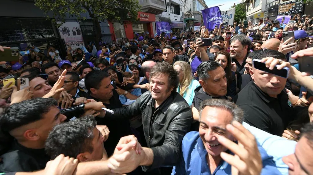 Javier Milei llegó a Catamarca para celebrar un encuentro con militantes y recorrer un proyecto minero