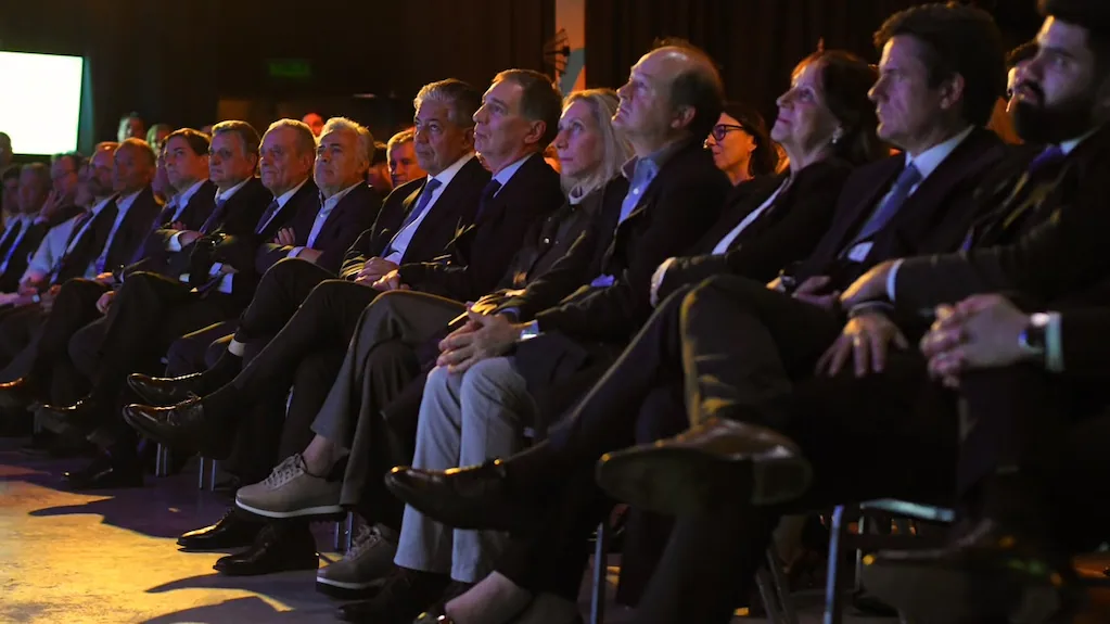 Caputo, Santilli y Karina Milei coincidirán con 12 gobernadores en un evento de negocios por el RIGI en Rosario