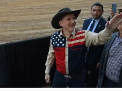 Sin hablar de Bolsonaro y su salida desde Argentina, Lamelas posó vestido de vaquero en La Rural