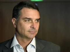 En RDC se confirmó que Flávio Bolsonaro abandonó Brasil más allá de su investigación judicial vigente