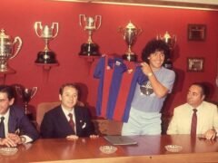 El día que Maradona firmó con Barcelona: la pelea por dinero, la camiseta que no se puso y el contrato histórico