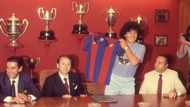 El día que Maradona firmó con Barcelona: la pelea por dinero, la camiseta que no se puso y el contrato histórico