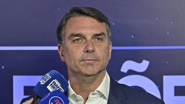 La Policía de Brasil investiga si Flávio Bolsonaro se fugó a la Argentina para viajar a EEUU en un avión privado