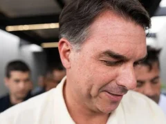 El Gobierno confirmó que Flávio Bolsonaro entró al país y viajó en un avión privado desde Puerto Iguazú
