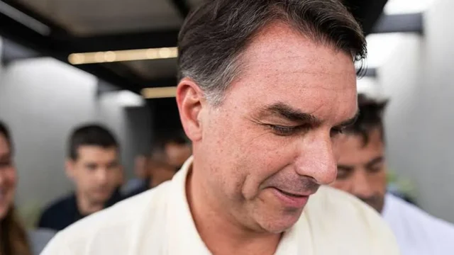 El Gobierno confirmó que Flávio Bolsonaro entró al país y viajó en un avión privado desde Puerto Iguazú