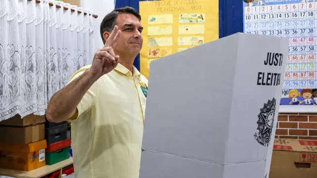 Flávio Bolsonaro cambia de estrategia: desistió de la anulación de las elecciones y pedirá la destitución de Lula