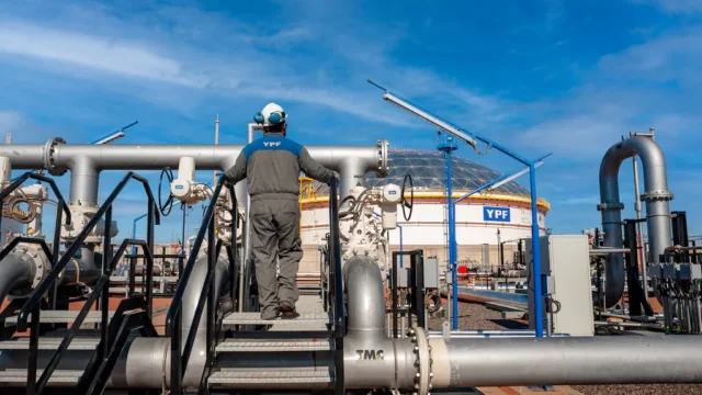 El presidente de YPF anticipó ganancias récord para este año y confirmó cuándo se define la inversión de US.000 millones para exportar GNL