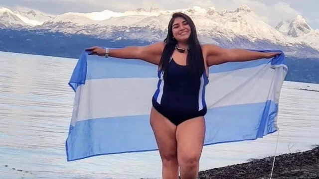 «Cada vez que estoy en el agua siento que estoy viva por algo»: la nadadora que enfrentó la depresión y hoy inspira a su pueblo desde las aguas gélidas