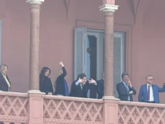 Six seven: qué significa el gesto que hizo Javier Milei en el balcón de la Casa Rosada