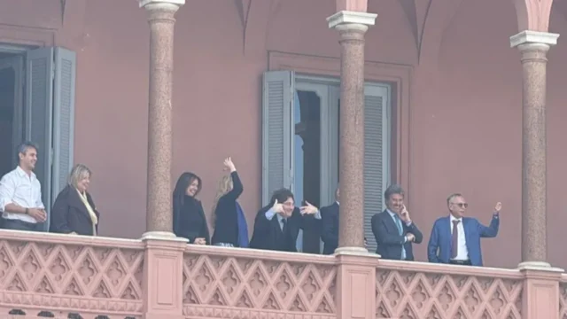 Six seven: qué significa el gesto que hizo Javier Milei en el balcón de la Casa Rosada