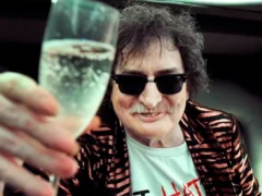 Charly García cumple 75 años: salió a saludar a sus fans y hubo una fiesta inolvidable frente a su casa