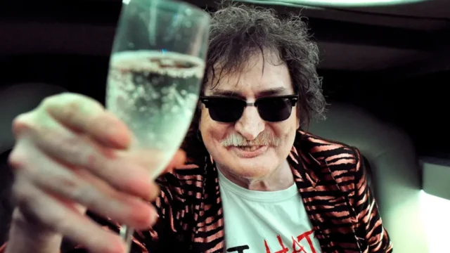 Charly García cumple 75 años: salió a saludar a sus fans y hubo una fiesta inolvidable frente a su casa