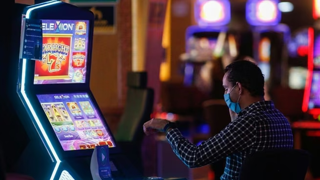 Los trabajadores de bingos, casinos y juego online deberán cobrar sus sueldos por el Banco Provincia.
