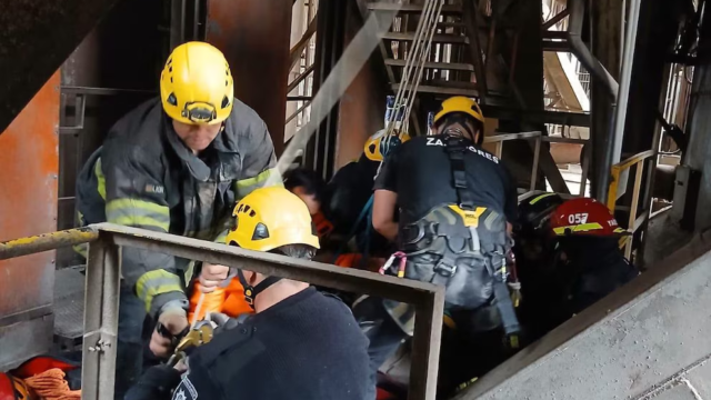 Santa Fe: un operario cayó en un pozo de tres metros, quedó gravemente herido y fue rescatado