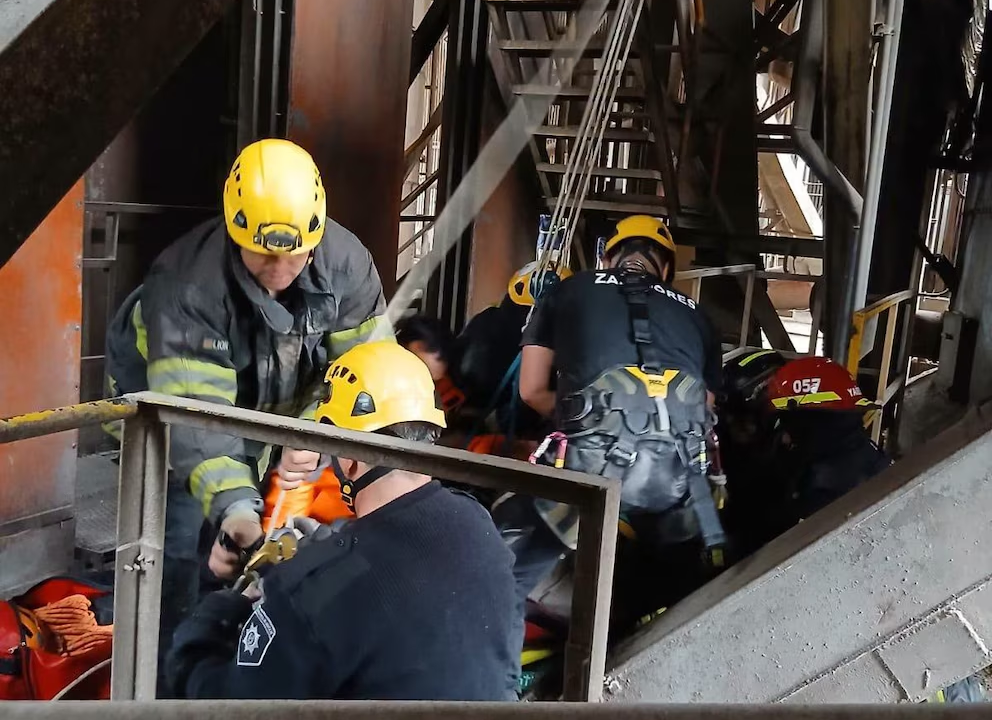 Santa Fe: un operario cayó en un pozo de tres metros, quedó gravemente herido y fue rescatado