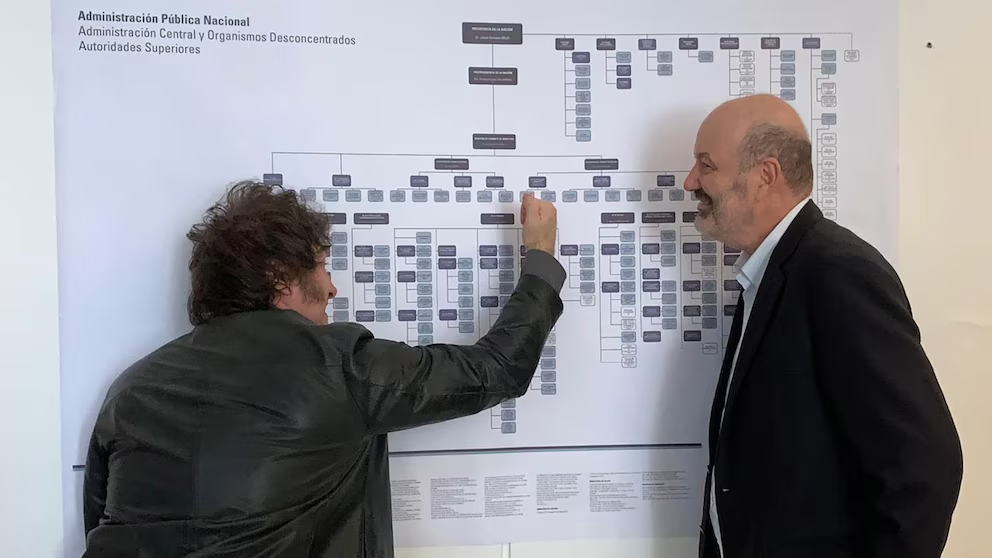 Sigue la motosierra: el Gobierno prepara un decreto con un plan de retiros voluntarios para empleados públicos