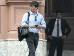 «Operación Iguazú»: la participación de Santiago Caputo en la salida de Flávio Bolsonaro por Argentina a Estados Unidos