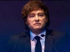 El Financial Times advirtió que las reformas económicas de Milei están «bajo presión» por la crisis