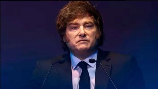 El Financial Times advirtió que las reformas económicas de Milei están «bajo presión» por la crisis