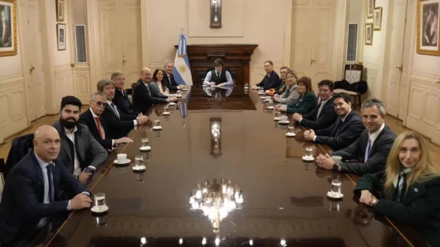 Javier Milei reunirá a su Gabinete tras el triunfo de Lula en Brasil para analizar el nuevo escenario regional