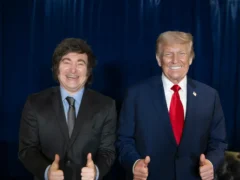 La jugada (legal) de Javier Milei, coordinada con Donald Trump, para evacuar a Flávio Bolsonaro