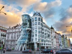 Parece que se mueve, pero es uno de los edificios más famosos del mundo: dónde queda y cuánto cuesta una habitación