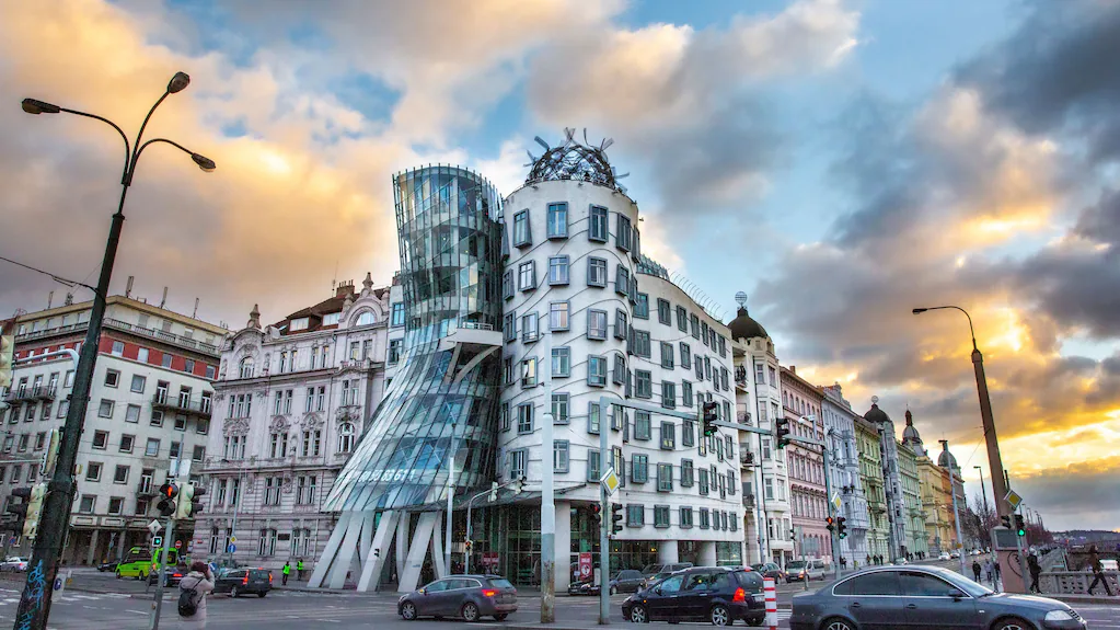 Parece que se mueve, pero es uno de los edificios más famosos del mundo: dónde queda y cuánto cuesta una habitación