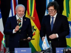 El Gobierno se prepara para nuevas tensiones con Brasil y una ofensiva opositora en el Congreso tras la fuga de Flávio Bolsonaro a EE.UU.