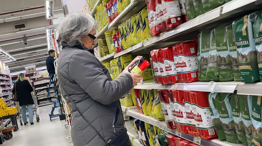La inflación de octubre cerró en torno al 2% impulsada por la suba de los alimentos y los combustibles