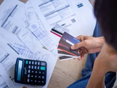 Familias endeudadas: la mora bajó en septiembre, pero aumentaron los saldos refinanciados