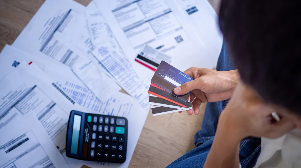 Familias endeudadas: la mora bajó en septiembre, pero aumentaron los saldos refinanciados