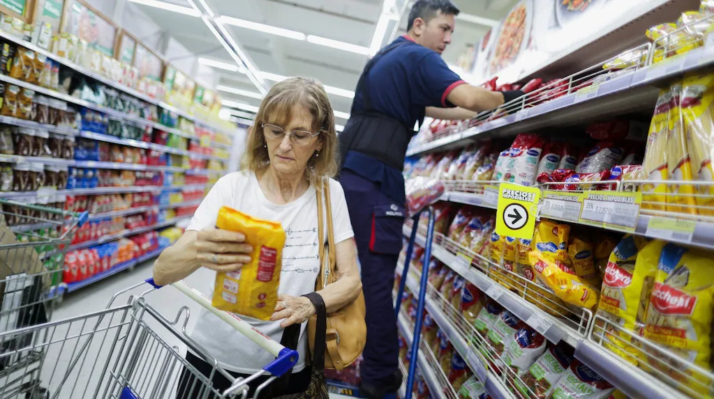 La desinflación choca con la inercia de los servicios y el ancla cambiaria pierde fuerza para contener los precios