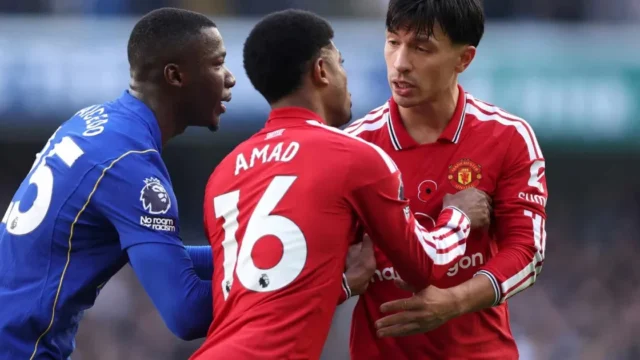 El insólito penal y expulsión de Lisandro Martínez en una nueva derrota de Manchester United