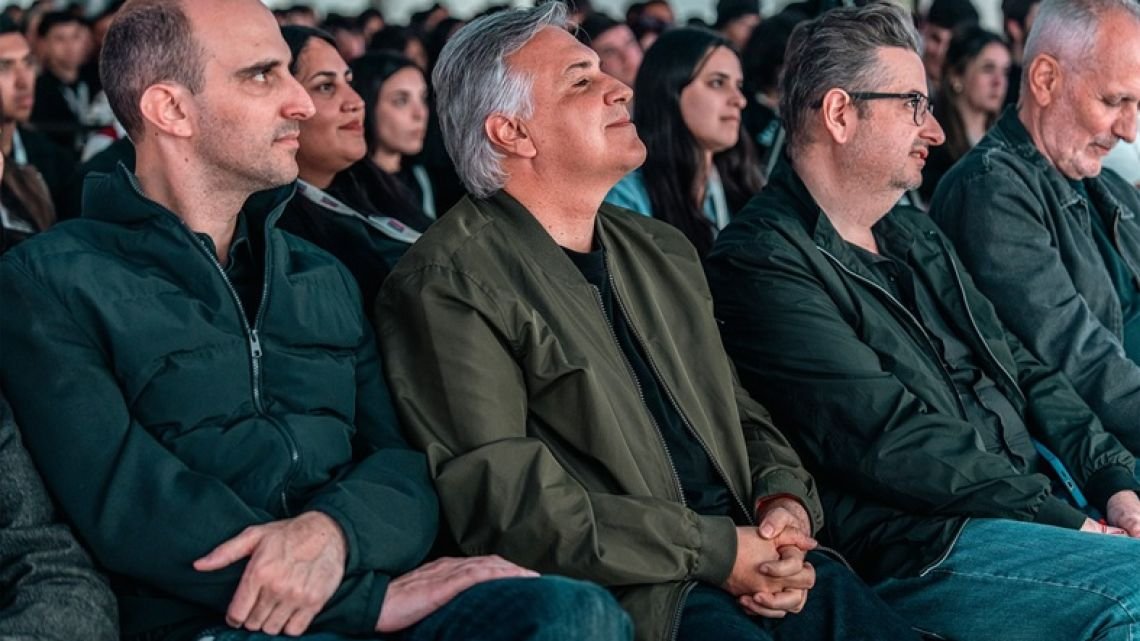 De cara al 2027, Llaryora «pule» la estrategia digital del oficialismo
