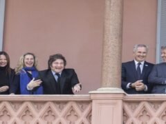 Milei hizo «six seven» en el balcón de la Casa Rosada antes de la reunión de Gabinete
