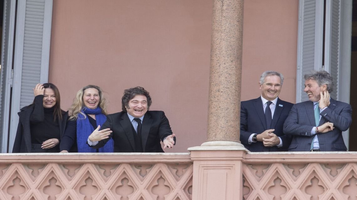 Milei hizo «six seven» en el balcón de la Casa Rosada antes de la reunión de Gabinete