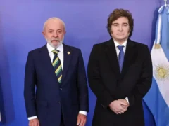 El gobierno de Lula citó a la máxima representante argentina en Brasil por el vuelo de Bolsonaro desde Puerto Iguazú