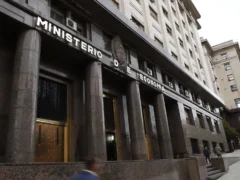 Deuda: Economía buscará renovar vencimientos por unos  billones y estirar los plazos de pago