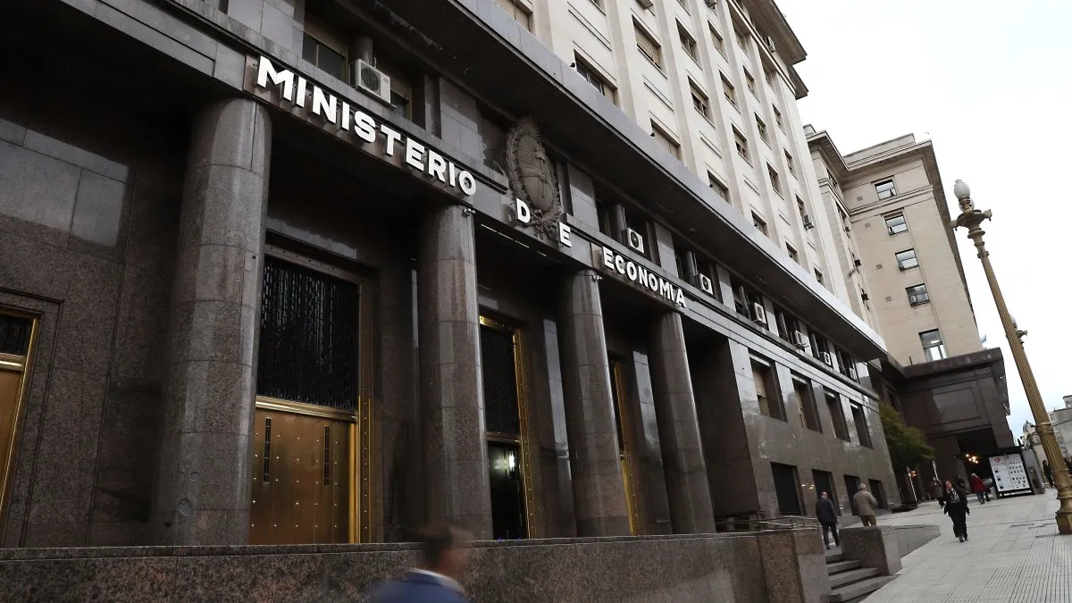 Deuda: Economía buscará renovar vencimientos por unos  billones y estirar los plazos de pago