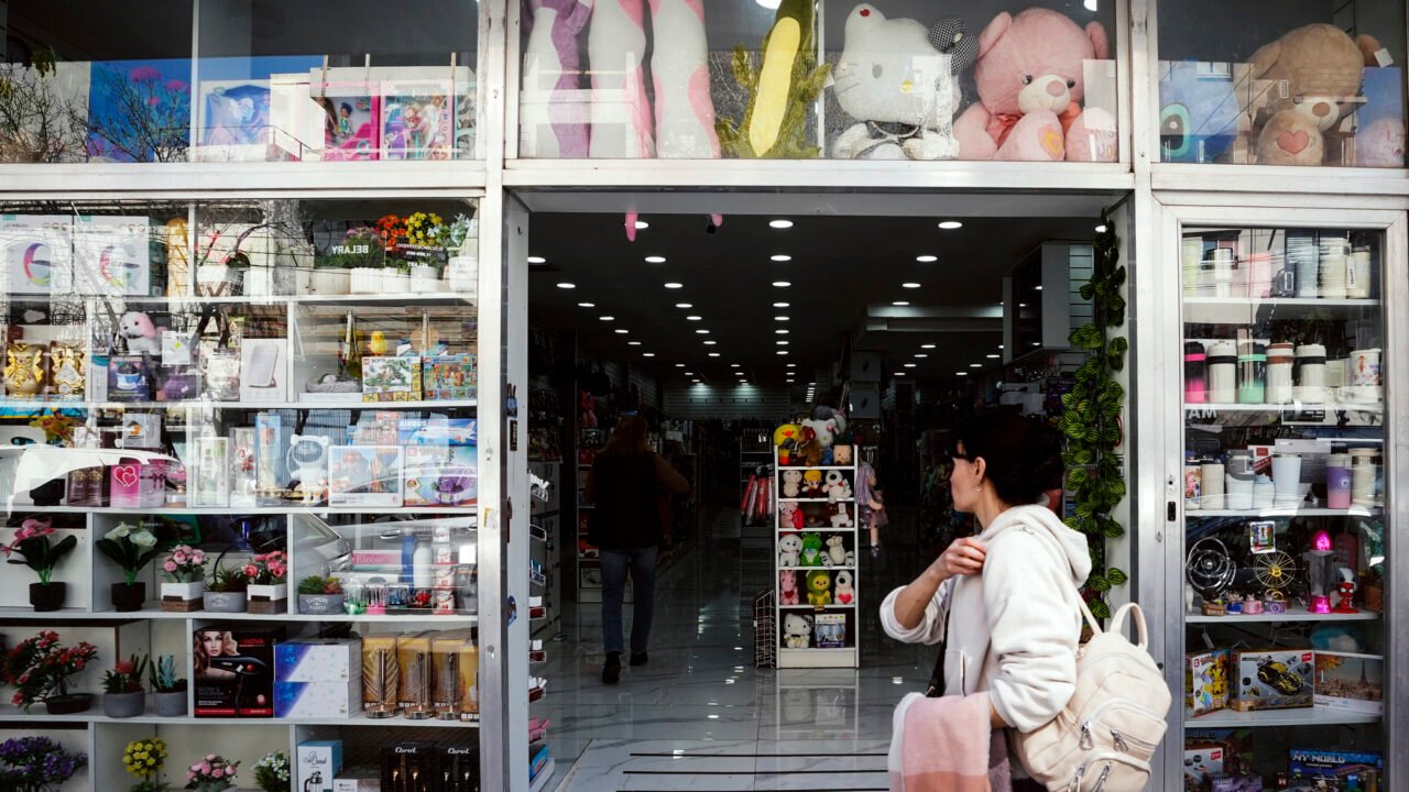 Paritaria de Comercio: el sindicato y las cámaras empresarias acordaron un aumento del 5,7% y un bono de .000